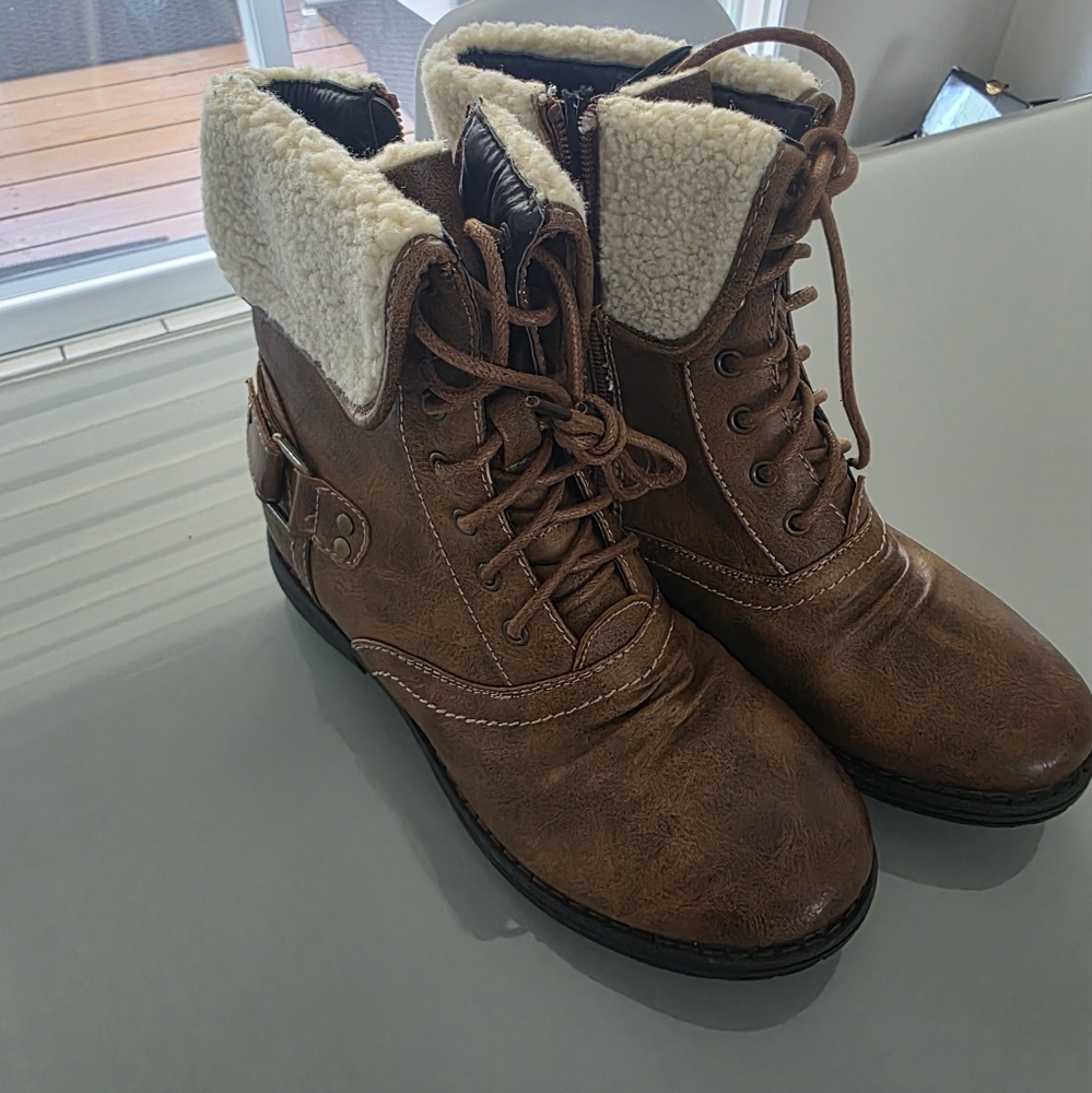 Brown Lace-Up Ankle Boots with Faux Fur Lining Size 5
